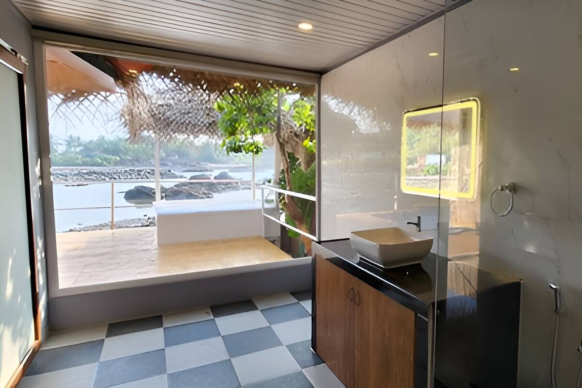 Chalet Prestige, balcon, vue sur la mer | Salle de bain | Douche, articles de toilette (gratuits), bidet, serviettes fournies