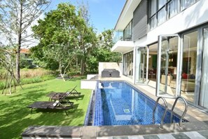 A modern house with a swimming pool, a barbecue area, and a well-maintained lawn. - Private pool villa - Your home, your resort (Da Nang)