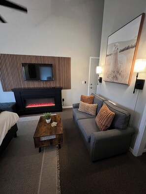 Smart TV, fireplace
