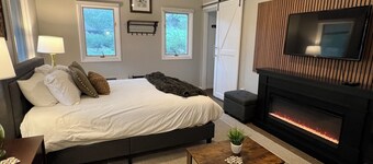 Coming for a short trip but don't want to stay in a hotel room? Stay Downhill. Comfy, cozy and the feel of home! Kitchenette stocked with essentials to make a quick meal. Extra comfortable bedding and lounging areas. <br>Walking distance to ski lift.