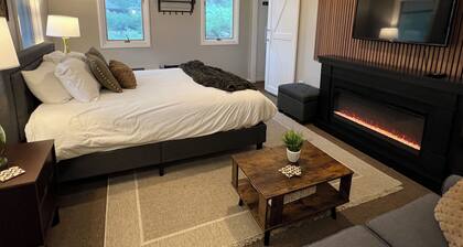 Coming for a short trip but don't want to stay in a hotel room? Stay Downhill. Comfy, cozy and the feel of home! Kitchenette stocked with essentials to make a quick meal. Extra comfortable bedding and lounging areas. <br>Walking distance to ski lift.