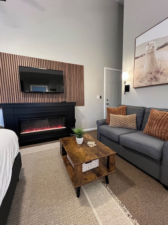 Coming For A Short Trip But Don't Want To Stay In A Hotel Room? Stay Downhill. Comfy, Cozy And The Feel Of Home! Kitchenette Stocked With Essentials To Make A Quick Meal. Extra Comfortable Bedding And Lounging Areas. <Br>walking Distance To Ski Lift. - Michigan