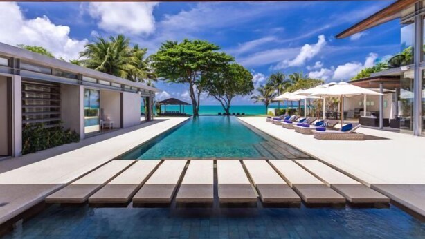 A modern pool area with clear blue water, lounge chairs, and a view of the ocean. - Sava Villa 3 Villa Cielo (Takua Thung)