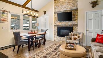 TV connectée, cheminée, espaces bureaux