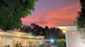 A building with a covered parking area and a vehicle. - Fasuay Resort (Chatturat)
