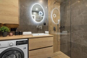 Een douche, een haardroger, handdoeken