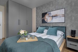 1 Schlafzimmer, Schreibtisch, Bügeleisen/Bügelbrett, Reisekinderbett