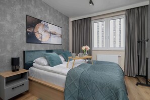 1 slaapkamer, een bureau, een strijkplank/strijkijzer, reisbedje