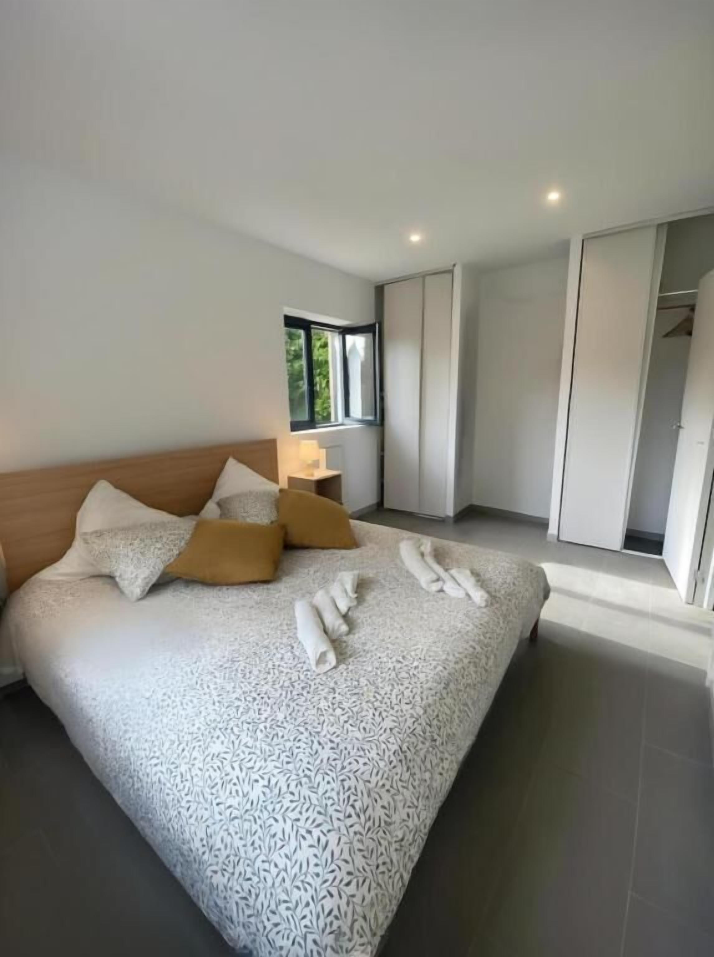 3 habitaciones, tabla de planchar con plancha, wifi y ropa de cama 