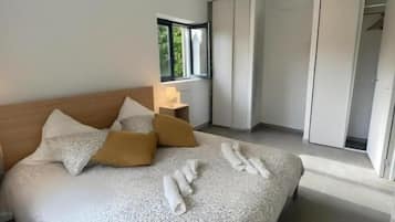 3 habitaciones, tabla de planchar con plancha, wifi y ropa de cama