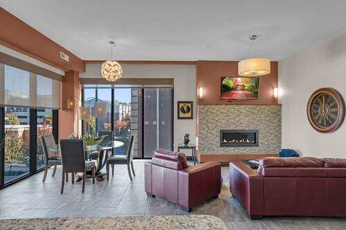 Upscale 2-bedroom luxury loft in vibrant downtown Columbia, MO, in The District