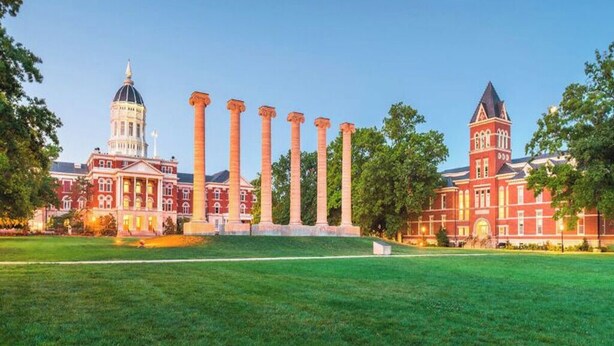 A large building with a central dome and columns, surrounded by a grassy area. - Upscale 2-bedroom luxury loft in vibrant downtown Columbia, MO, in The District (Columbia)