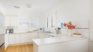 ثلاجة، ميكروويف، فرن، موقد طهي مسطح