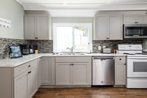 ثلاجة، ميكروويف، فرن، موقد طهي مسطح