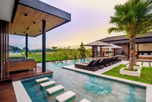 حمام سباحة خارجي