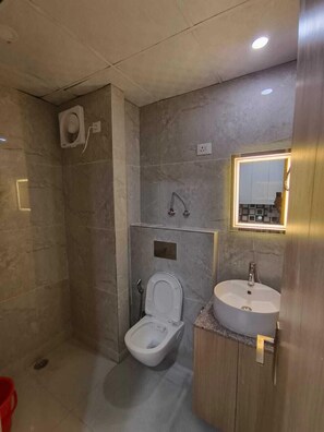 华丽客房, 城市景观 | 浴室 | 浴缸、肥皂、洗发水、卫生纸