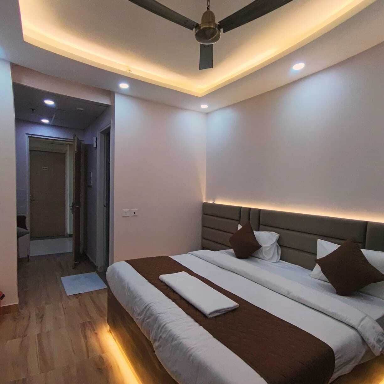 Deluxe Room, City View | Laptop workspace