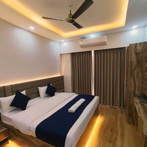 Habitación Deluxe, vista a la ciudad | Espacio para trabajar con laptop 