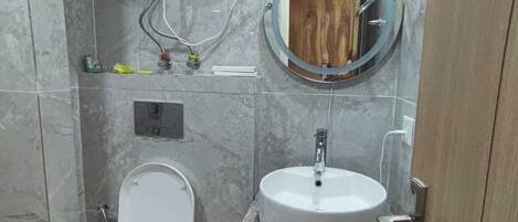 Deluxe Room, City View | Bathroom | Bathtub, soap, shampoo, toilet paper