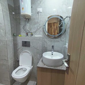 Deluxe-Zimmer, Stadtblick | Badezimmer | Badewanne, Seife, Shampoo, Toilettenpapier