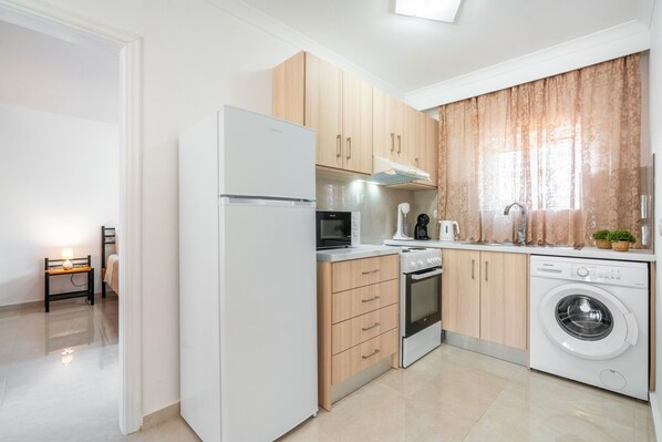 Køleskab, mikrobølgeovn, ovn, kogeplade