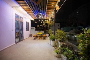 تناول الطعام بالخارج