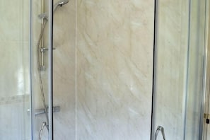 A bathroom with a glass shower enclosure and a marble wall. - Lindrick Villa Peaceful 3Bd Bungalow Parking (Leicester)