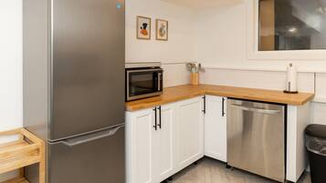 Fridge, microwave, dishwasher, coffee/tea maker