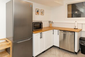 ثلاجة، ميكروويف، غسالة أطباق، ماكينة لصنع القهوة/الشاي