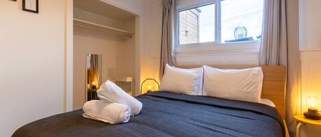 2 slaapkamers, een bureau, reisbedje, gratis wifi