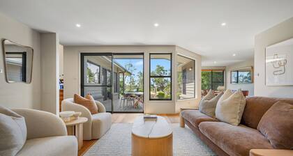Stylish 5-Bedroom Retreat with Jetty Access