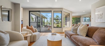 Stylish 5-Bedroom Retreat with Jetty Access