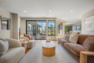 Stylish 5-Bedroom Retreat with Jetty Access