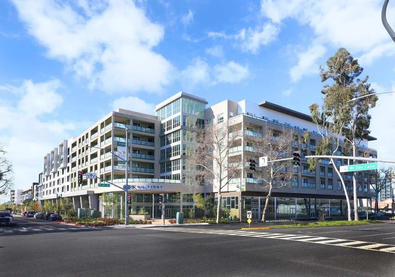 Un hôtel à plusieurs étages doté d’une architecture moderne, avec une entrée imposante et une enseigne bien visible indiquant « Park Inn First ».