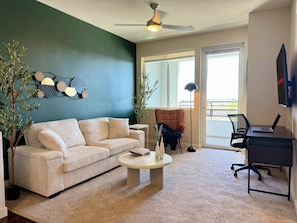 1 bedroom, desk, Internet - New Oasis Near Disneyland Pool Gym Free Parking (Santa Ana)