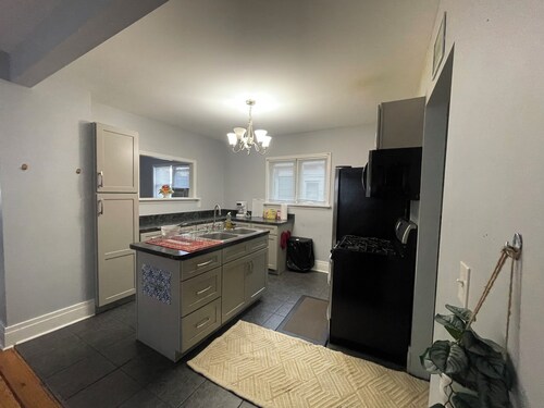 Spacious 4BR Buffalo Retreat – 5 Beds, Near Airport & Downtown