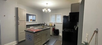 Spacious 4BR Buffalo Retreat – 5 Beds, Near Airport & Downtown