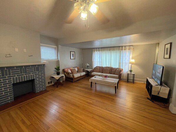 TV - Spacious 4BR Buffalo Full Home (Buffalo)