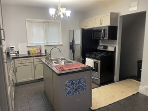 Microwave, oven, stovetop, paper towels - Spacious 4BR Buffalo Full Home (Buffalo)