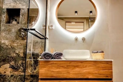 Elpis' cozy & luxury apartment