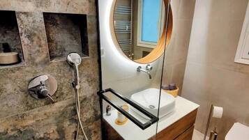 Free toiletries, bidet