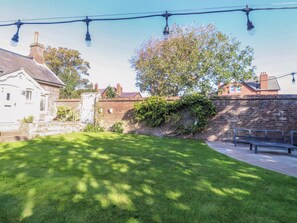 Outdoor dining - Gardener's Cottage (Lytham St. Anne's)