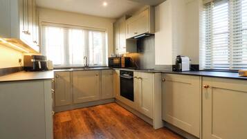 Dishwasher, cookware/dishes/utensils