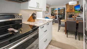 ثلاجة، ميكروويف، فرن، موقد طهي مسطح