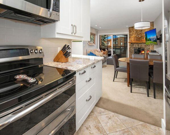 Geladeira, micro-ondas, fogão, cooktop