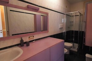 Appartamento Standard, camere multiple (Holiday House Sole View & Shared Pool) | Bagno | Doccia, bidet, asciugamani, sapone