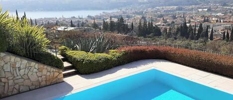 En säsongsöppen utomhuspool