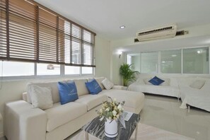 Living area - UrbanLoft Sukhumvit 5BR Bangkok 5min BKK Hospital VVBKK88 (Bangkok)