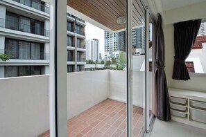 View from property - UrbanLoft Sukhumvit 5BR Bangkok 5min BKK Hospital VVBKK88 (Bangkok)