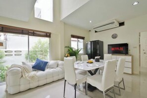 Dining - UrbanLoft Sukhumvit 5BR Bangkok 5min BKK Hospital VVBKK88 (Bangkok)